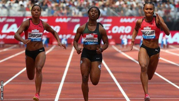 他在接受采 他在接受采